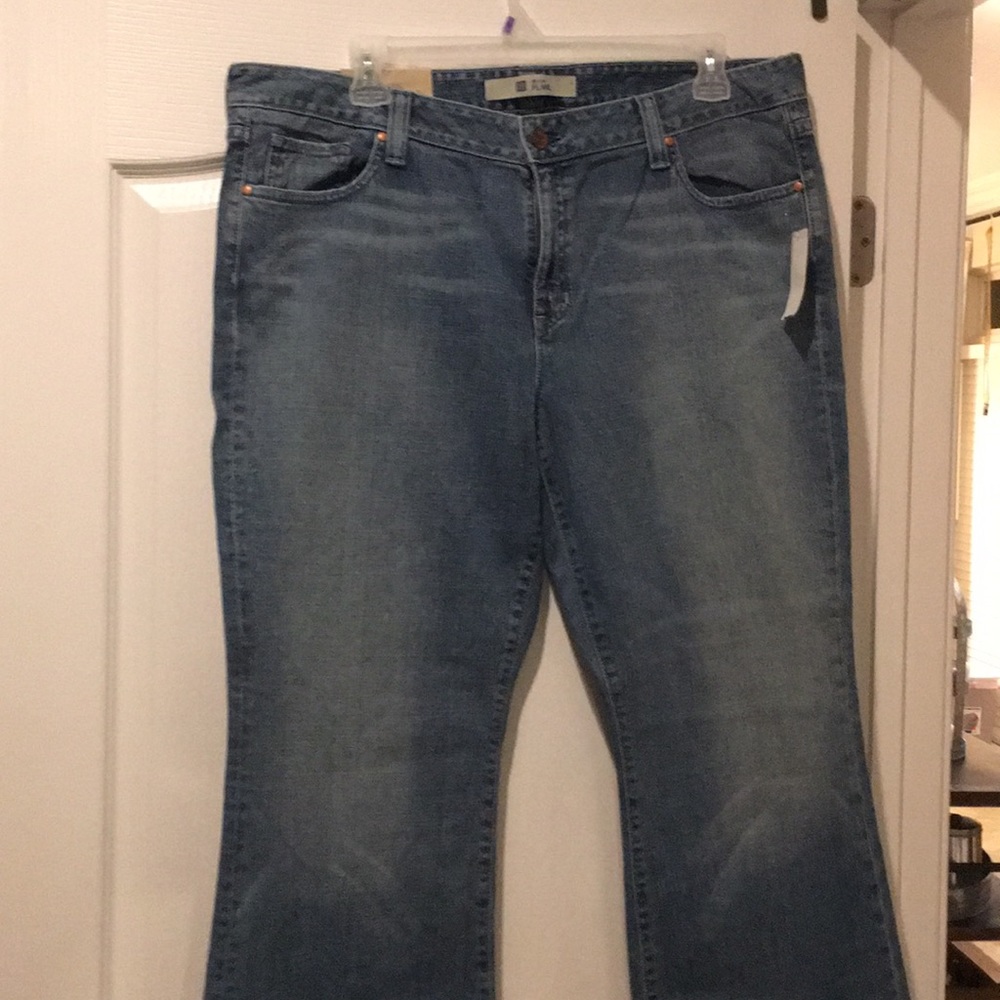 NWT-GAP Curvy Flare Jeans.